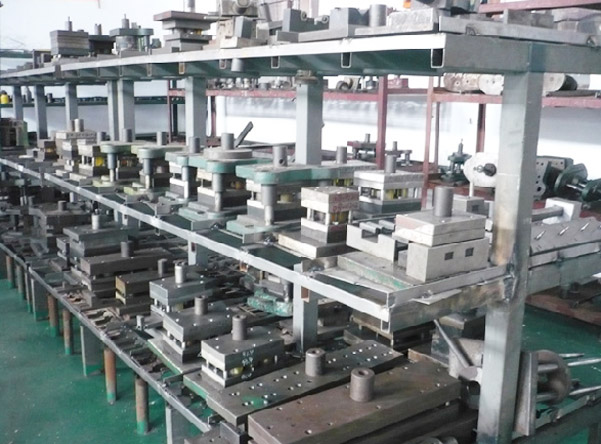 冲压机器和模具